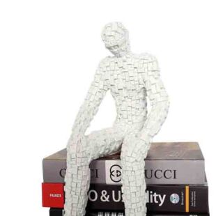 HOMME ASSIS BLANCO FIGURINE